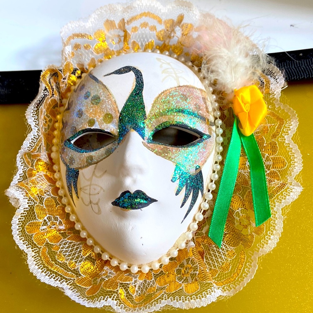 Mardi Gras mask. Great decoration!
